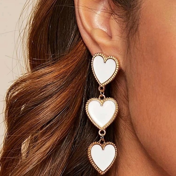 3/$30 💛 Long Heart Drop Earrings - Picture 1 of 5